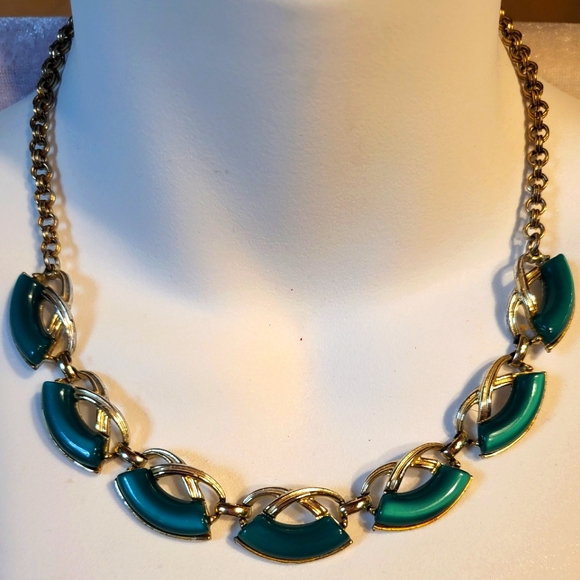 Vintage Green Thermoset Gold Tone Necklace - Picture 1 of 4